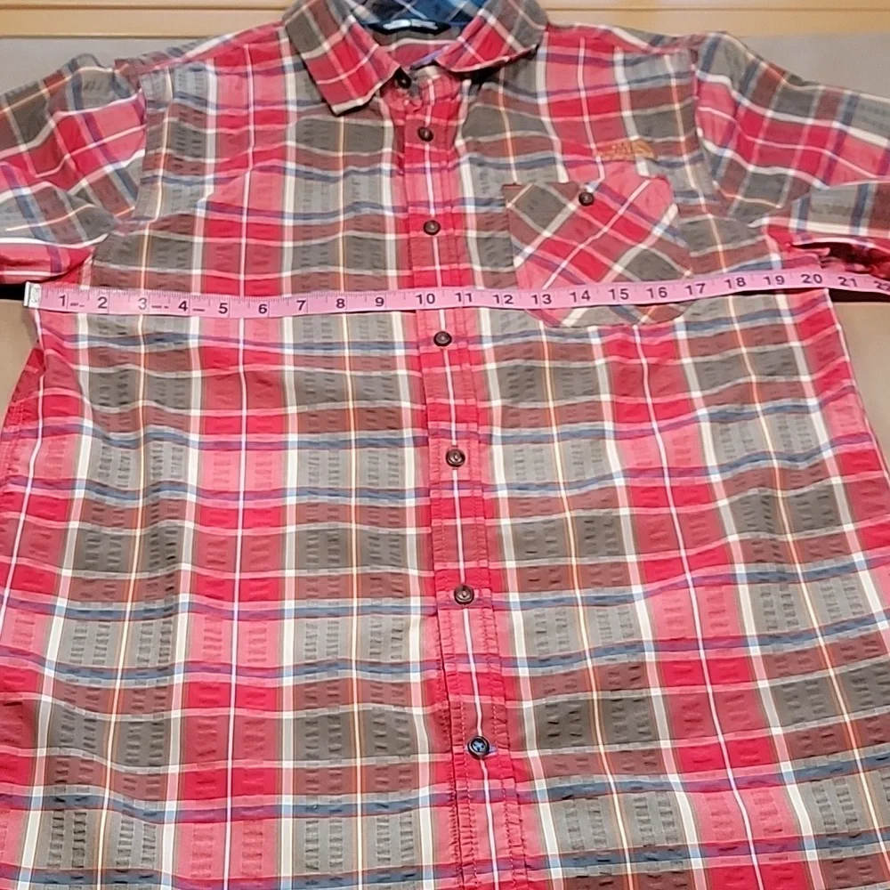 The North Face Size M Seersucker Red, White, Blue & Taupe Button Down Shirt